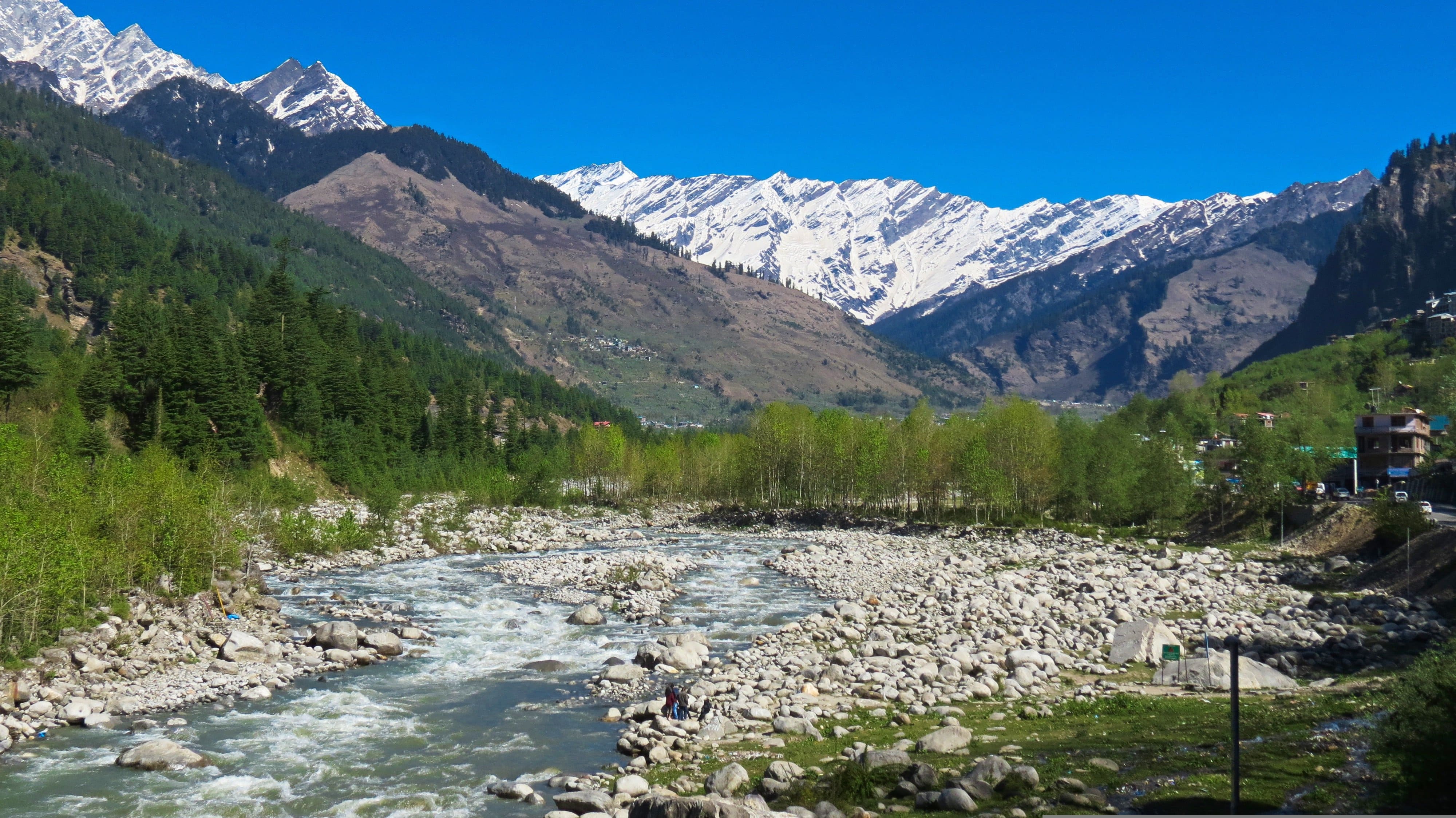 valley-in-himanchal-pradesh-with-river-and-mountains